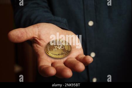 Oui ou non choix de décision aléatoire et pari de la pièce d'or dans la main concept abstrait Banque D'Images