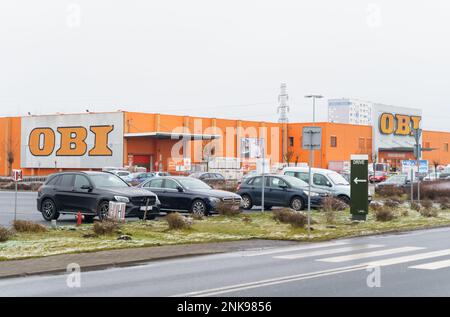 Poznan, Pologne - 25 janvier 2023 : magasin de marchandises OBI à domicile et stationnement avec des voitures à Poznan. Banque D'Images