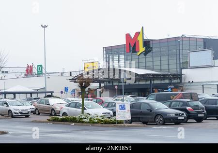Poznan, Pologne - 25 janvier 2023: Centre commercial M1 près duquel les voitures des clients sont garées. Banque D'Images