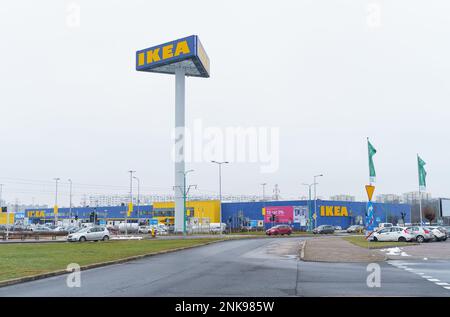 Poznan, Pologne - 25 janvier 2023 : magasin Ikea bleu et jaune en hiver. Banque D'Images
