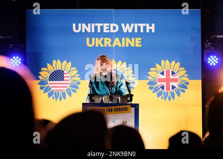 Trafalgar Square, Londres, Royaume-Uni. 23rd févr. 2023. Une vigile a lieu pour l'Ukraine sur la place Trafalgar à la veille du 1st anniversaire de l'invasion par la Russie. JANE Hartley, ambassadrice DES ÉTATS-UNIS. Crédit : Matthew Chattle/Alay Live News Banque D'Images