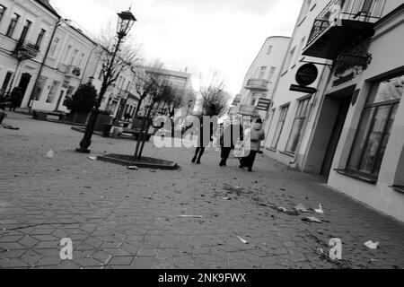 Brest, Bélarus - 18 février 2023: Photographie urbaine. Distorsion de la réalité. Lignes courbes Banque D'Images