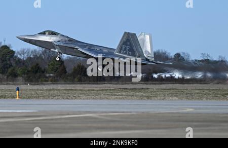 A ÉTATS-UNIS Le pilote de la Force aérienne prend son envol dans un F-22 Raptor à la base conjointe Langley-Eustis, en Virginie, le 4 février 2023. Le personnel de service actif, de la Réserve, de la Garde nationale et du personnel civil ont planifié et exécuté l'opération, ainsi que des partenaires des États-Unis La Garde côtière, la Federal Aviation Administration et le Federal Bureau of Investigation ont assuré la sécurité publique tout au long des opérations et des activités de rétablissement. (É.-U. Photo de la Force aérienne par Airman 1st classe Mikaela Smith) Banque D'Images