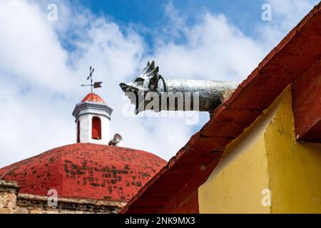 Des drains en céramique en forme d'animal sur l'église de Nuestra Senora de la Asunción à Santa Maria Atzompa, Oaxaca, Mexique. Banque D'Images