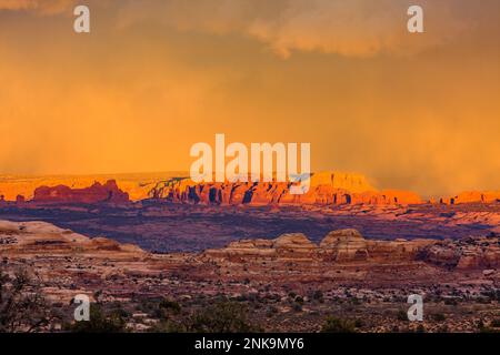 Vue lointaine sur le parc national d'Arches sous un ciel orageux depuis le pré d'Arth, près de Moab, Utah. À gauche, Ham Rock Butte avec Elephant Butte dans la ce Banque D'Images