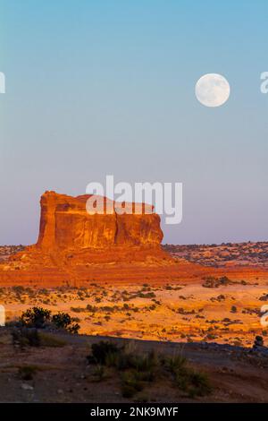 Lever la lune au-dessus du Monitor Butte près de Moab, Utah. Banque D'Images