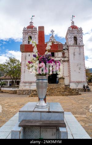 Façade et clochers de l'église coloniale espagnole de San Miguel Archange à San Miguel, Oaxaca, Mexique. Banque D'Images