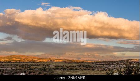 Panorama des nuages de mousson d'été au-dessus du Pasture d'Arth et des montagnes de la Sal près de Moab, Utah, vue depuis la région des rochers Navajo. Banque D'Images