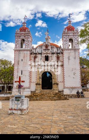 Façade et clochers de l'église coloniale espagnole de San Miguel Archange à San Miguel, Oaxaca, Mexique. Banque D'Images