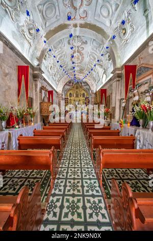 La nef et le plafond décoré de l'église coloniale espagnole de San Miguel Archange à San Miguel, Oaxaca, Mexique. Banque D'Images