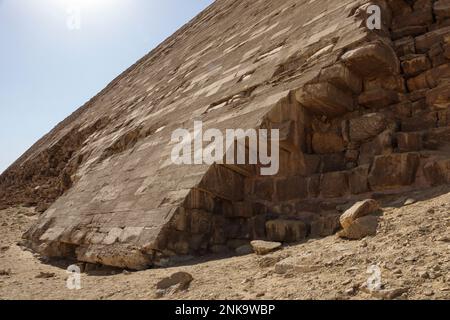 Gros plan de la structure de la pyramide Bent à Dahshur, en Basse-Égypte Banque D'Images