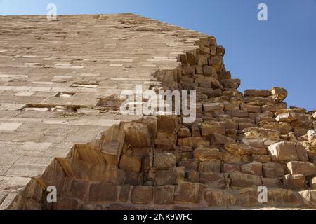 Gros plan de la structure de la pyramide Bent à Dahshur, en Basse-Égypte Banque D'Images