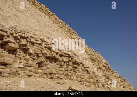 Gros plan de la structure de la pyramide Bent à Dahshur, en Basse-Égypte Banque D'Images