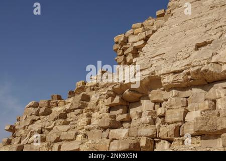 Gros plan de la structure de la pyramide Bent à Dahshur, en Basse-Égypte Banque D'Images