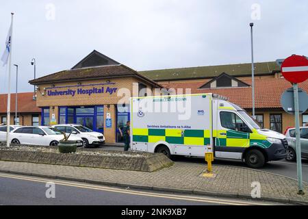 Ambulance écossaise garée devant l'entrée de l'hôpital universitaire Ayr, Ayrshire, Écosse, Royaume-Uni Banque D'Images