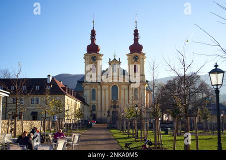 HEJNICE, RÉPUBLIQUE TCHÈQUE - 13 NOVEMBRE 2022 : ancien monastère franciscain dans les montagnes de Jizera Banque D'Images