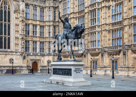 Richard coeur de Lion ou Richard Couer de Lion statue en bronze, conçue par Carlo Marochetti et érigée en 1856, sur le Vieux Palais Yard à Londres, en Angleterre Banque D'Images