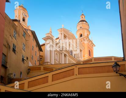 Basilique Saint-Michel l'Archange de Menton et des escaliers pittoresques Banque D'Images