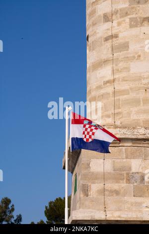 Le drapeau croate vole devant le phare de Savudrija Banque D'Images