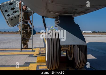 A ÉTATS-UNIS L'Airman de la Force aérienne de l'escadron de reconnaissance expéditionnaire 763rd monte à bord d'un U.S. Force aérienne KC-135 Stratotanker, au cours d'un exercice de formation en déploiement rapide à Souda Bay (Grèce), le 12 août 2022. L'équipage du KC-135 fait partie d'un ensemble de soutien à l'emploi agile au combat qui comprenait un régime américain Avion à joint Rivet RC-135W de la Force aérienne. Le Rivet joint est un avion de renseignement, de surveillance et de reconnaissance, préparé pour des opérations dynamiques dans divers environnements. Banque D'Images