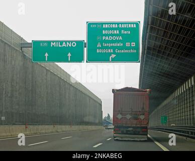 Jonction de l'autoroute en Italie du Nord vers Milan et Bologne et le camion près du mur Banque D'Images