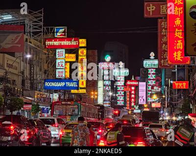 02 12 2023 - Bangkok, Thaïlande. Les signes de la ville de Chine à Bangkok, Thaïlande la nuit. Yaowarat Road dans la soirée avec beaucoup de gens autour Banque D'Images