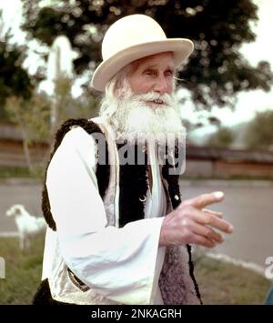 Portrait d'un homme âgé dans le comté de Suceava, République socialiste de Roumanie, environ 1980. Banque D'Images