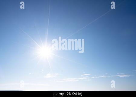 le soleil brille dans le ciel Banque D'Images