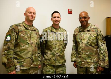 Depuis la gauche, États-Unis Sgt. Timothy Hall, Sgt. Maître de la Force aérienne, Escadron 354th, Chef principal enrôlées, Tech. Le Sgt Joseph Hartsfield, officier non commissionné de la RANS en 354th, responsable des menaces du complexe de la zone de répartition conjointe de l'Alaska du Pacifique, et le chef d'état-major de la Force aérienne, le général CQ Brown, Jr., posent pour une photo de groupe lors d'une visite à la base aérienne d'Eielson, en Alaska, le 12 août 2022. Au cours de sa visite, Brown a reconnu certains aviateurs de la 354th Fighter Wing pour leur performance exceptionnelle. Banque D'Images