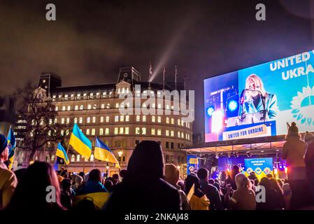 ÉTATS-UNIS L'Ambassadeur Jane Hartley s'est exprimé à la Vigil United for Ukraine pour marquer l'anniversaire de l'invasion de l'Ukraine par la Russie, Trafalgar Square, Londo Banque D'Images