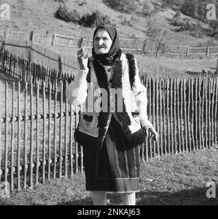 Comté de Suceava, République socialiste de Roumanie, env. 1980. Femme âgée portant un gilet de peau de mouton traditionnel. Banque D'Images