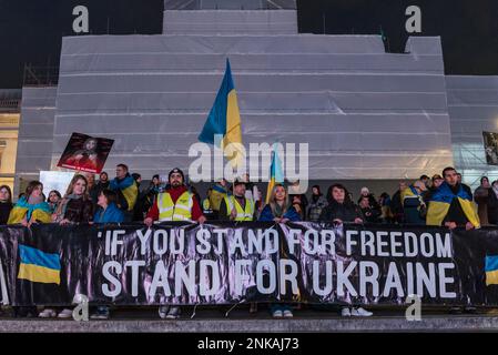 Unis pour l'Ukraine Trafalgar Square Vigil marquant l'anniversaire de l'invasion de l'Ukraine par la Russie, Trafalgar Square, Londres, Royaume-Uni 23/02/2023 Banque D'Images