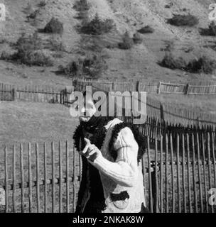 Comté de Suceava, République socialiste de Roumanie, env. 1980. Femme âgée portant un gilet de peau de mouton traditionnel. Banque D'Images