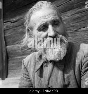 Portrait d'un homme âgé dans le comté de Suceava, République socialiste de Roumanie, environ 1980. Banque D'Images