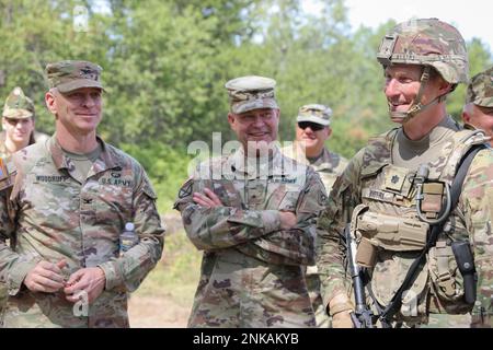 Depuis la gauche, États-Unis Matthew S. Woodruff, chef d'état-major, quartier général des Forces interarmées, Garde nationale de l'Ohio, États-Unis Armée Brig. Général Thomas Moore II, adjoint général adjoint de l'Ohio pour l'Armée de terre et les États-Unis Le lieutenant-colonel de l'armée Michael D. Bystry, commandant, 1st Bataillon, 134th Field Artillery Regiment, prend un moment pour parler lors d'une observation d'un exercice d'entraînement au Camp Grayling, Michigan, le 14 août 2022. Woodruff et Moore accompagnaient les États-Unis Major général de l'armée John C. Harris, Jr., adjudant général de l'armée pour la Garde nationale de l'Ohio et Brig des forces terrestres hongroises. Le général János Somogyi lors d'une visite de l'inst Banque D'Images