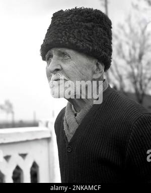 Portrait d'un homme âgé dans le comté de Suceava, République socialiste de Roumanie, environ 1980 Banque D'Images