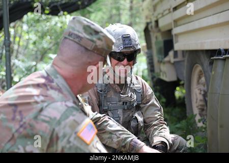 ÉTATS-UNIS Le capitaine de l'armée Jacob Reiber, commandant, Charlie Company, 1st Bataillon, 134th Field Artillery Regiment, parle avec les États-Unis Armée Brig. Général Thomas Moore II, adjoint général adjoint de l'Armée de terre de l'Ohio pendant un exercice d'entraînement au Camp Grayling, Michigan, le 12 août 2022. L'exercice d'entraînement, Northern Strike, a vu C Co se joindre à plus de 2 000 autres soldats de la Garde nationale de l'Ohio et du Michigan alors qu'ils s'étaient entraînés à travers le Camp Grayling, maintenant leur disponibilité à être une force de combat mortelle et efficace. Banque D'Images