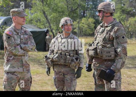 ÉTATS-UNIS Colonel de l'armée Matthew S. Woodruff, chef d'état-major, quartier général des Forces interarmées, Garde nationale de l'Ohio (à gauche), Maj David Lam, officier exécutif, quartier général et compagnie de quartier général, 1st Bataillon, 148th infanterie Regiment, Et le Maj. Zachary Shawver, officier administratif, Compagnie du quartier général et du quartier général, 1st Bataillon, 148th Infantry Regiment, discutent de l'exercice d'entraînement annuel grève du Nord à Camp Grayling, Michigan, le 14 août 2022. La grève du Nord a vu plus de 2 000 soldats de la Garde nationale de l'Ohio et du Michigan mener leur entraînement aux côtés de troupes du Royaume-Uni, de la Lettonie et de la Hongrie, Banque D'Images