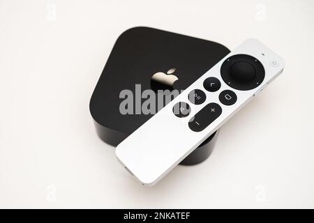 Apple TV 4K et télécommande sur fond blanc, février 2023, Prague, République tchèque Banque D'Images