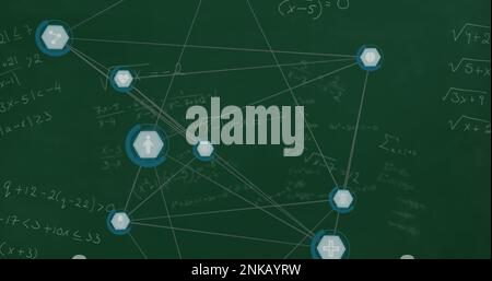Image d'un réseau de connexions avec des icônes sur des équations mathématiques sur fond vert Banque D'Images