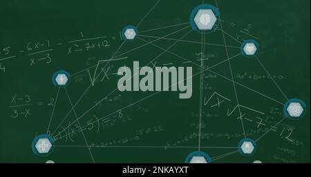 Image d'un réseau de connexions avec des icônes sur des équations mathématiques sur fond vert Banque D'Images