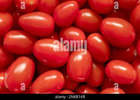 Fond de tomates cerises rouges, plein cadre Banque D'Images