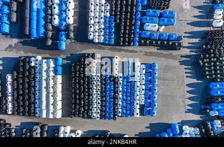 Tuyaux en plastique d'extérieur industriel et produits en vrac stockés à l'extérieur, vue aérienne de haut en bas Banque D'Images