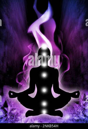 Silhouette humaine en yoga / pose de lotus avec 7 positions de chakras et fond de flamme violette. Banque D'Images