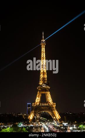 PARIS, France - 15 août 2022 : Tour Eiffel illuminée avec faisceau lumineux et Pont d'léna dans la nuit Banque D'Images