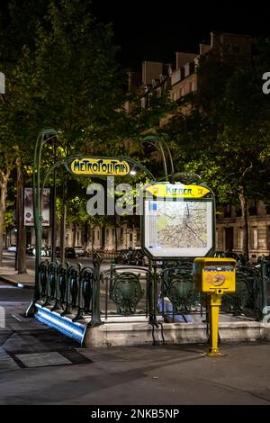 Station de métro Art Nouveau éclairée dans l'avenue Kleber dans la nuit à Paris, France Banque D'Images