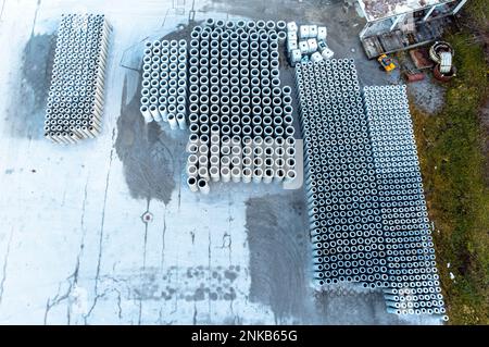 Tuyaux en béton stockés vue aérienne de l'entrepôt extérieur Banque D'Images