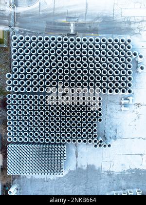 Tuyaux en béton stockés vue aérienne de l'entrepôt extérieur Banque D'Images