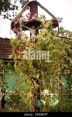 Crucifix en bord de route dans le comté de Suceava, Roumanie, environ 2000 Banque D'Images