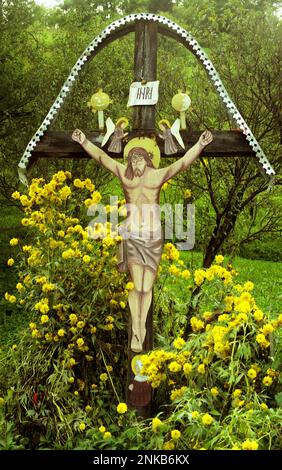 Crucifix en bord de route dans le comté de Suceava, Roumanie, environ 2000 Banque D'Images